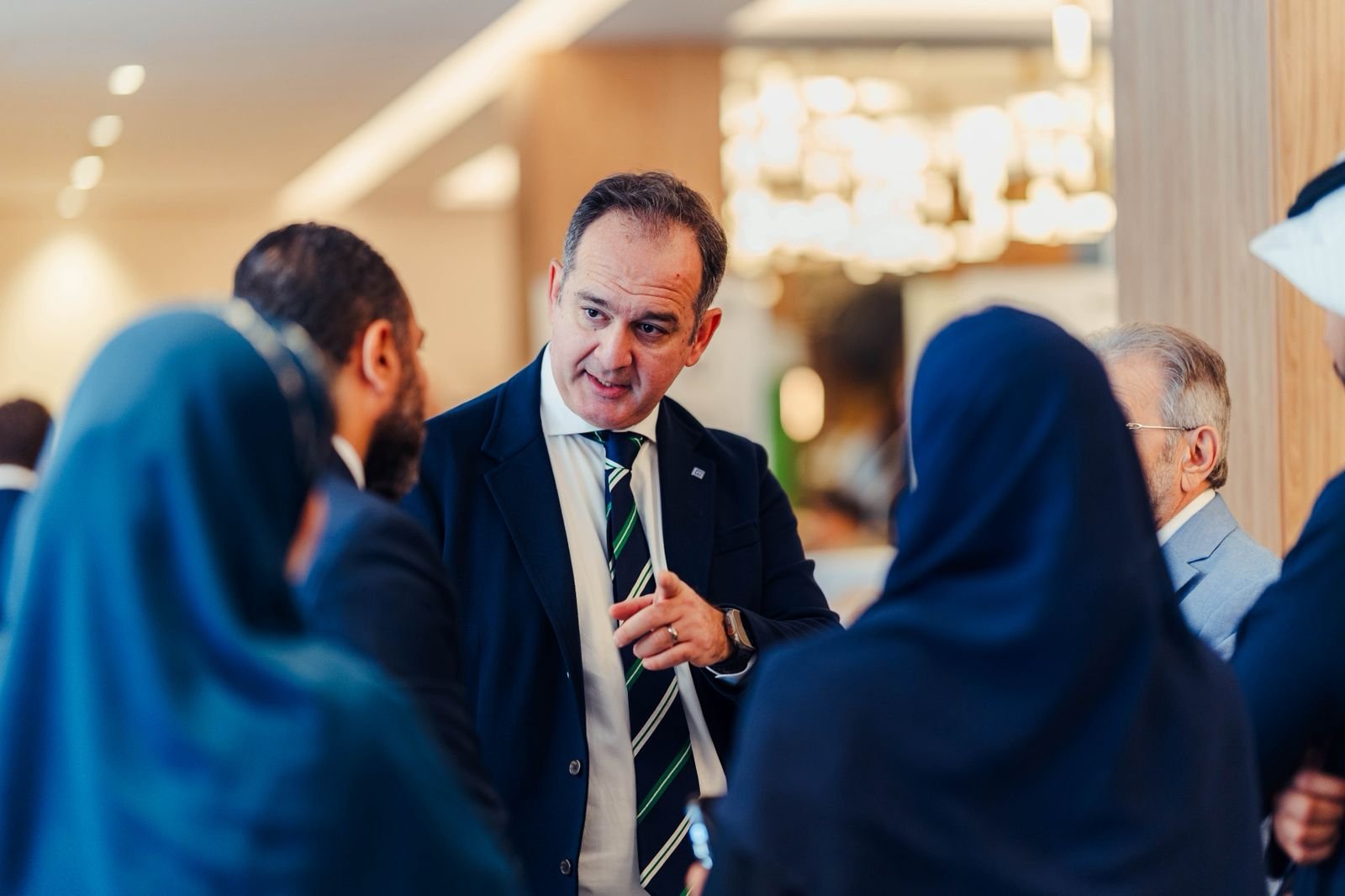 Delegates in conversation between sessions at IGCC